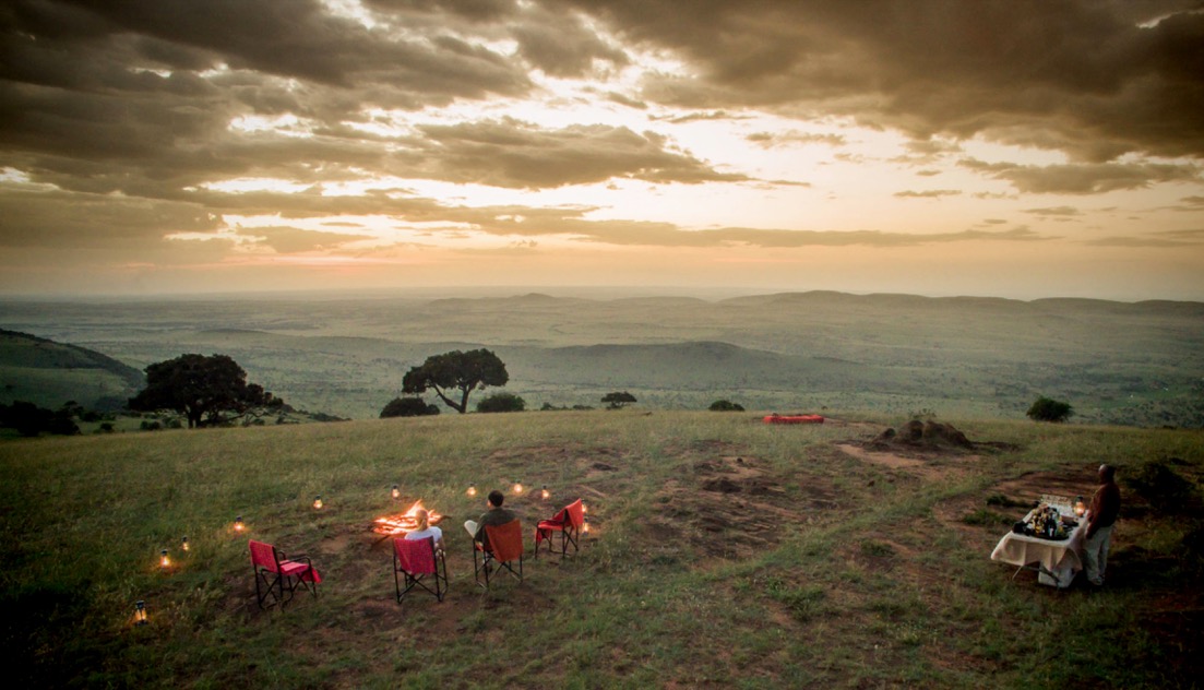Safari-Sundowner mit dem &Beyond Klein's Camp in der Serengeti, Tanzania